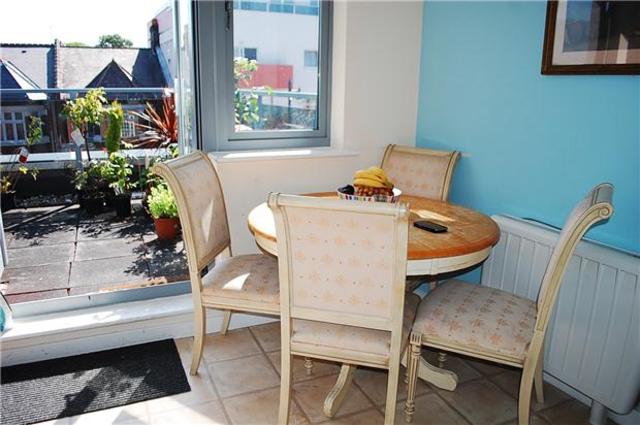  Image of 2 bedroom Flat to rent in Woodcote Road Wallington SM6 at Surrey, SM6 0LY