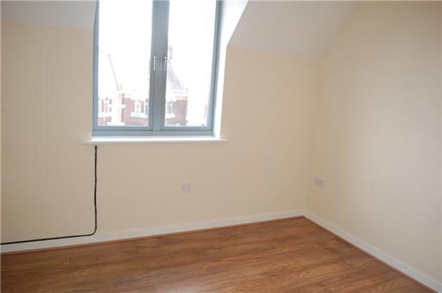  Image of 2 bedroom Flat to rent in Woodcote Road Wallington SM6 at Surrey, SM6 0LY
