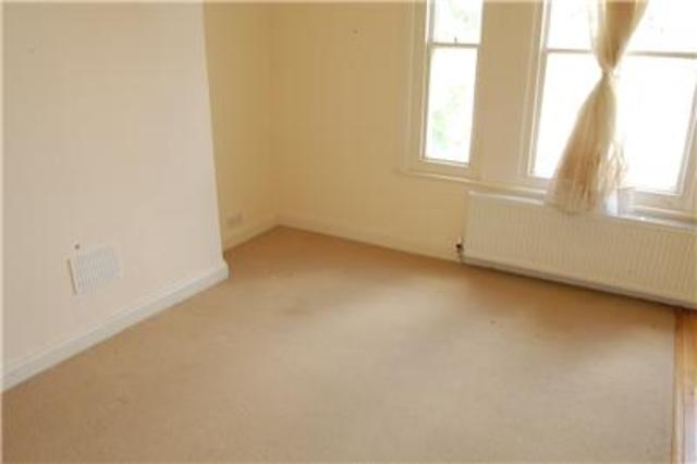  Image of 2 bedroom Flat to rent in Quarry Crescent Hastings TN34 at Hastings Hastings, TN34 3SD