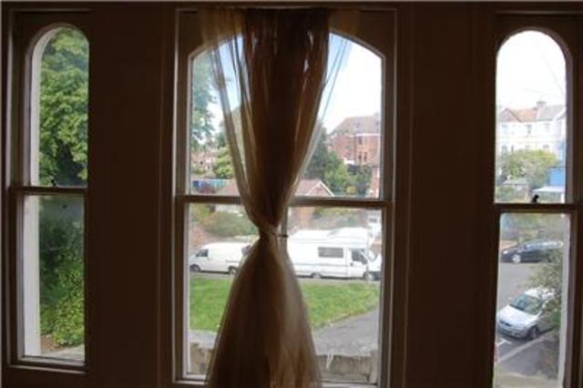  Image of 2 bedroom Flat to rent in Quarry Crescent Hastings TN34 at Hastings Hastings, TN34 3SD