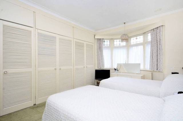  Image of 3 bedroom Detached house for sale in Queen Elizabeths Walk London N16 at Queen Elizabeths Walk  Stoke Newington, N16 0HX