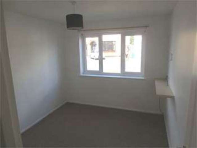  Image of 2 bedroom Apartment for sale in Queens Avenue Leigh-on-Sea SS9 at Queens Avenue Leigh on Sea Leigh-on-Sea, SS9 1QT