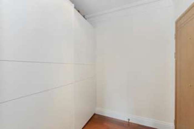  Image of 2 bedroom Flat for sale in Queen's Gate London SW7 at London  Gloucester Road, SW7 5HR