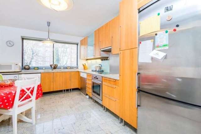  Image of 3 bedroom Apartment to rent in Queens Terrace London NW8 at Finchley Road St John`s Wood London, NW8 6DF