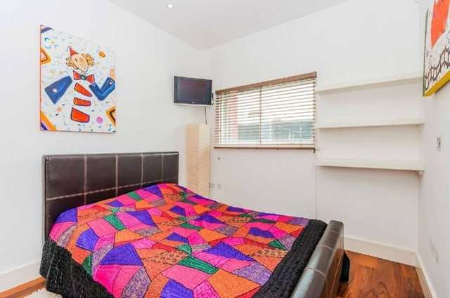  Image of 2 bedroom Apartment to rent in Queenstown Road London SW8 at Queenstown Road, London Queens Road London, SW8 4NN