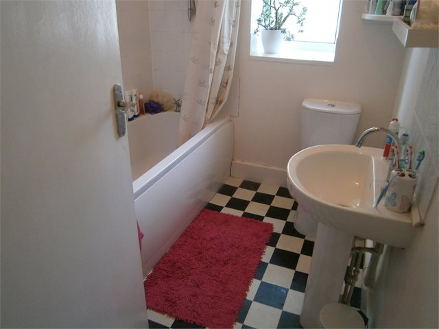  Image of 1 bedroom Flat for sale in Radnor Park Avenue Folkestone CT19 at Folkestone, CT19 5HN