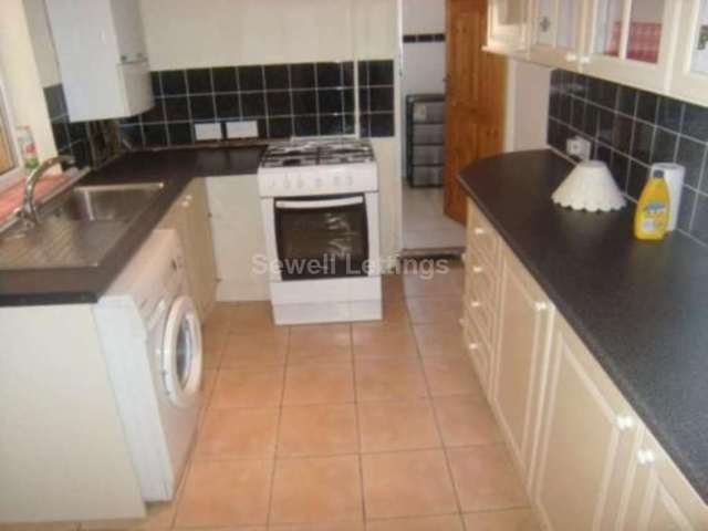  Image of 6 bedroom Detached house to rent in Grange Avenue Earley Reading RG6 at Grange Avenue  Reading, RG6 1DL