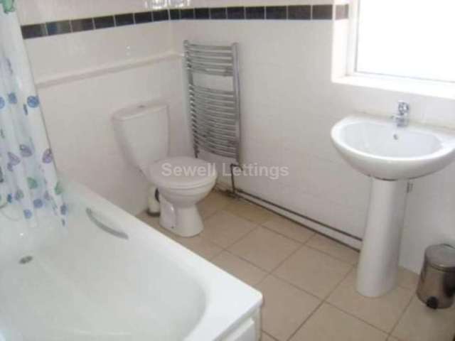  Image of 6 bedroom Detached house to rent in Grange Avenue Earley Reading RG6 at Grange Avenue  Reading, RG6 1DL