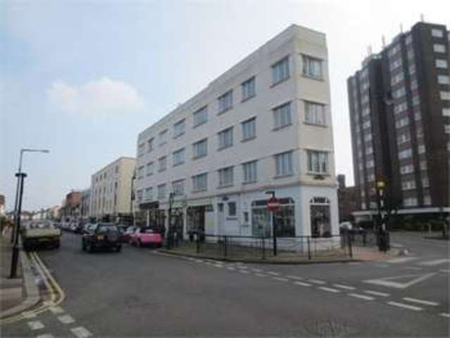  Image of 3 bedroom Flat for sale in Rectory Grove Leigh-on-Sea SS9 at Rectory Grove Leigh on sea Leigh-on-Sea, SS9 2HA