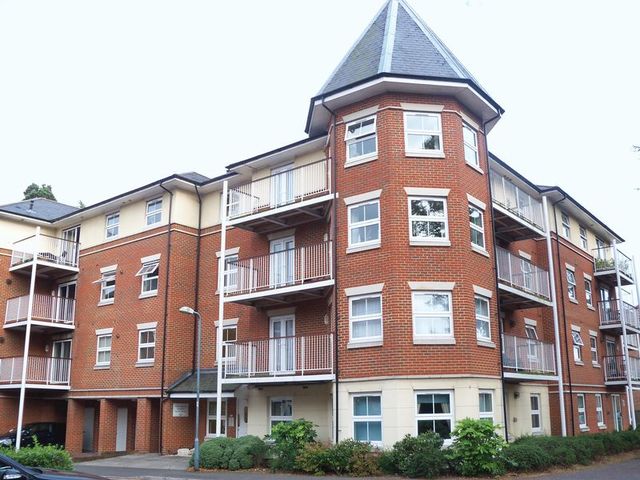  Image of 2 bedroom Flat to rent in Rollesbrook Gardens Shirley Southampton SO15 at Rollesbrook Gardens Hill Lane Southampton, SO15 5WB