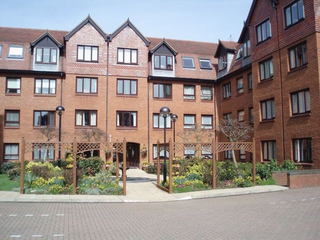  Image of 1 bedroom Retirement Property for sale in Rosebery Court Water Lane Leighton Buzzard LU7 at Water Lane  Leighton Buzzard, LU7 1DL