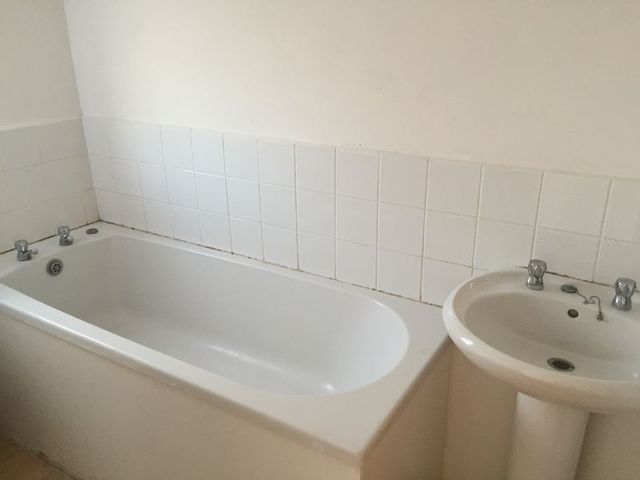  Image of 1 bedroom Flat to rent in Roxwell Road Barking IG11 at Roxwell Road  Barking, IG11 0PP