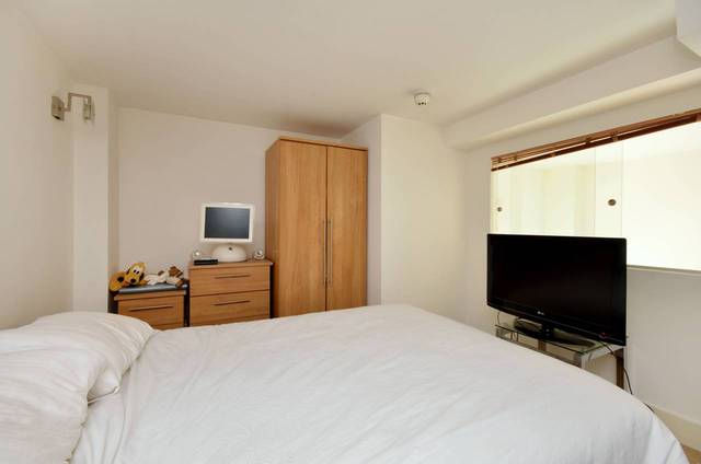  Image of 2 bedroom Flat for sale in Cadogan Road London SE18 at Royal Arsenal  Greenwich, SE18 6YN