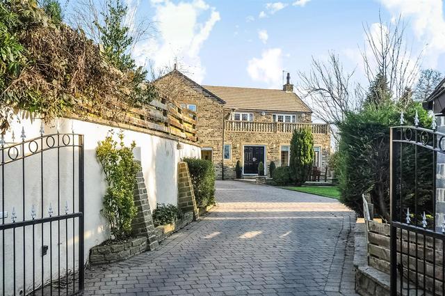  Image of 5 bedroom Detached house for sale in Rufford Avenue Yeadon Leeds LS19 at Yeadon Leeds Yeadon, LS19 7QR