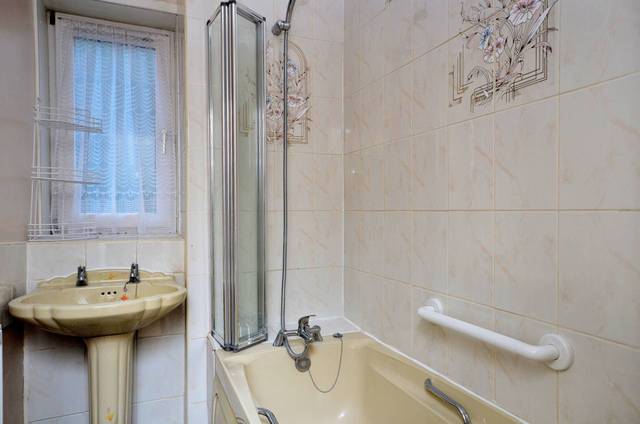  Image of 2 bedroom Flat to rent in Parkside Estate Rutland Road London E9 at Rutland Road  Victoria Park, E9 7JY
