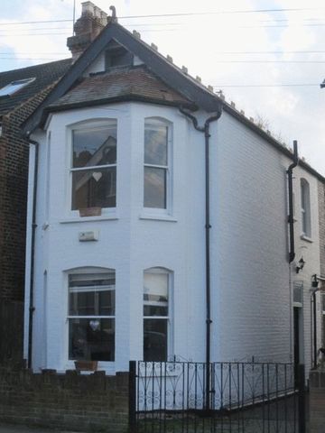  Image of 2 bedroom Flat for sale in Salisbury Road High Barnet Barnet EN5 at Salisbury Road  Barnet, EN5 4JL