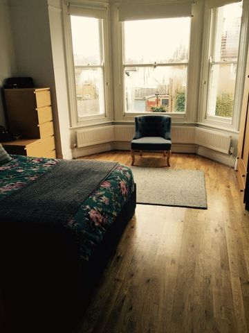  Image of 2 bedroom Flat for sale in Salisbury Road High Barnet Barnet EN5 at Salisbury Road  Barnet, EN5 4JL