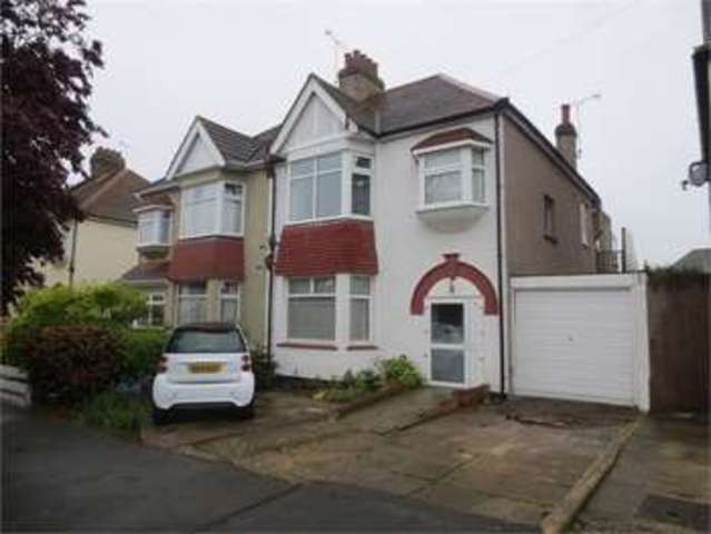  Image of 2 bedroom Apartment for sale in Salisbury Road Leigh-on-Sea SS9 at Salisbury Road Leigh on sea Leigh-on-Sea, SS9 2JN