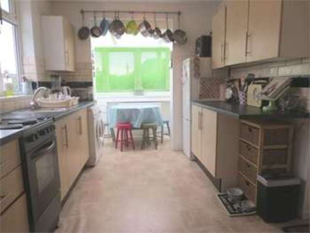  Image of 2 bedroom Apartment for sale in Salisbury Road Leigh-on-Sea SS9 at Salisbury Road Leigh on sea Leigh-on-Sea, SS9 2JN