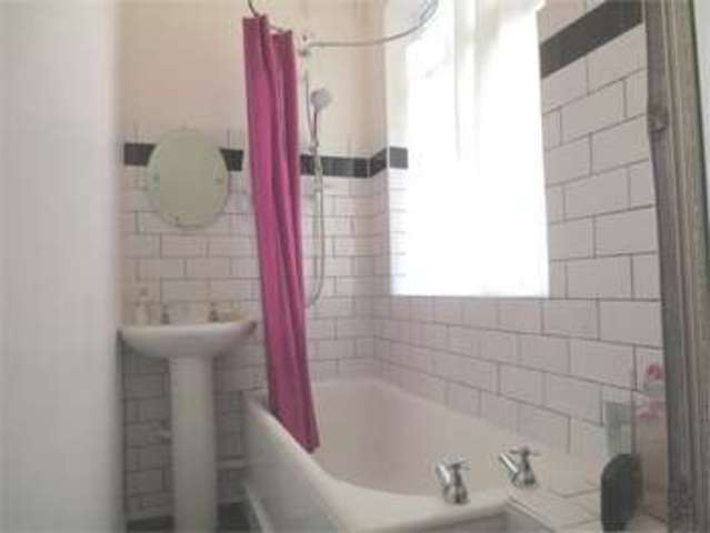  Image of 2 bedroom Apartment for sale in Salisbury Road Leigh-on-Sea SS9 at Salisbury Road Leigh on sea Leigh-on-Sea, SS9 2JN