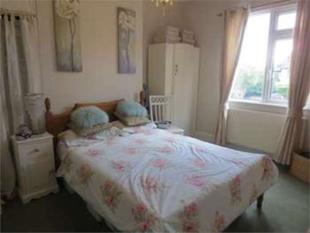  Image of 2 bedroom Apartment for sale in Salisbury Road Leigh-on-Sea SS9 at Salisbury Road Leigh on sea Leigh-on-Sea, SS9 2JN