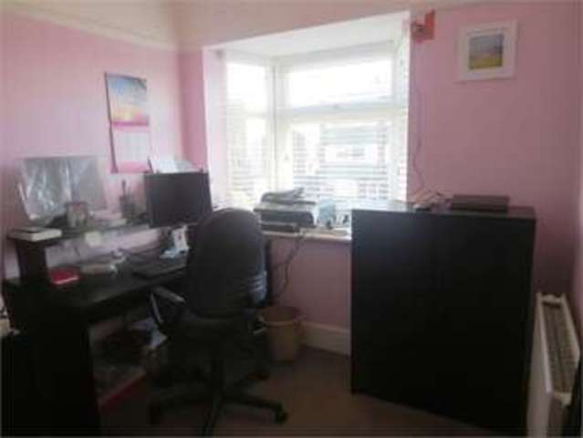  Image of 2 bedroom Apartment for sale in Salisbury Road Leigh-on-Sea SS9 at Salisbury Road Leigh on sea Leigh-on-Sea, SS9 2JN