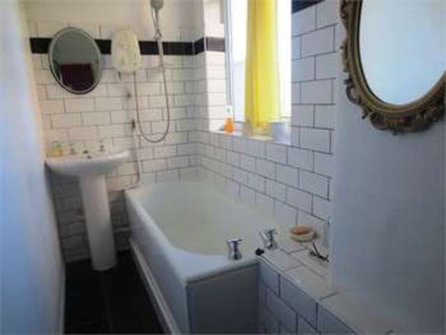 Image of 2 bedroom Apartment for sale in Salisbury Road Leigh-on-Sea SS9 at Salisbury Road Leigh on sea Leigh-on-Sea, SS9 2JN