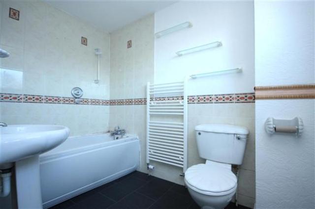  Image of 4 bedroom Terraced house to rent in Sandpiper Drive East Kilbride Glasgow G75 at East Kilbride South Lanarkshire South Lanarkshire, G75 8UW