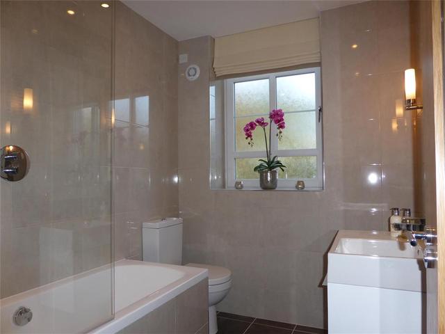  Image of 3 bedroom Flat to rent in Sandringham Court Newton Mearns Glasgow G77 at Newton Mearns Glasgow Glasgow, G77 5DT