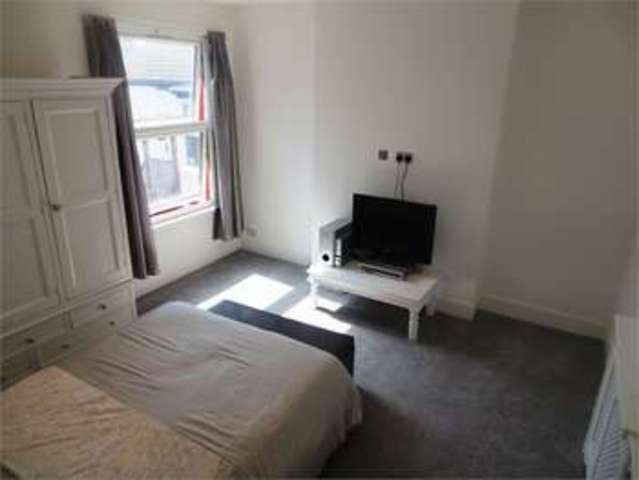  Image of 3 bedroom Apartment for sale in Satanita Road Westcliff-on-Sea SS0 at Satanita Road Westcliff on sea Westcliff-on-Sea, SS0 8DE