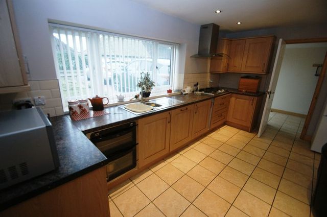  Image of 4 bedroom Detached house to rent in Scalford Drive Nottingham NG8 at Scalford Drive Wollaton Nottingham, NG8 1EE