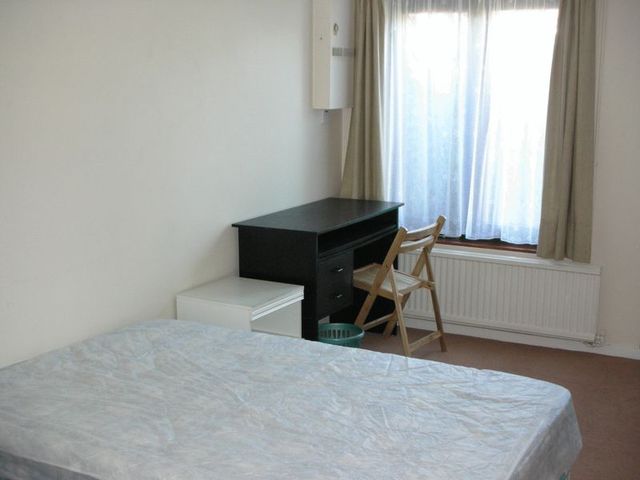  Image of 7 bedroom Property to rent in School Lane Egham TW20 at School Lane  Egham, TW20 9LQ