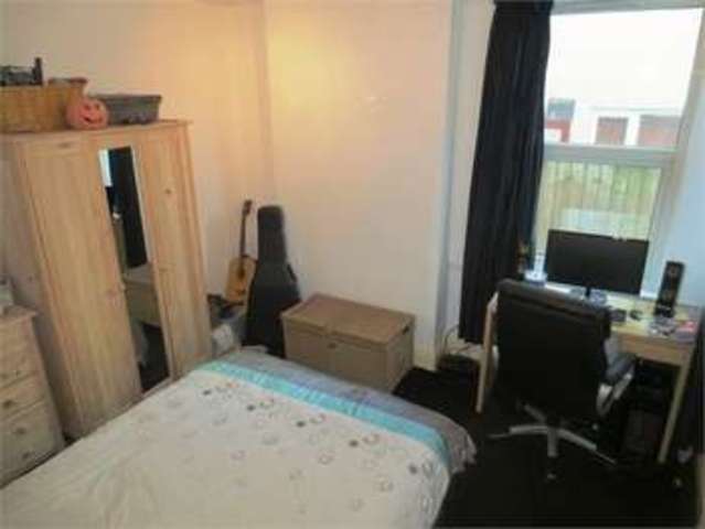  Image of 2 bedroom Apartment for sale in Shakespeare Drive Westcliff-on-Sea SS0 at Shakespear Drive Southend on sea Prittlewell, SS0 9AB