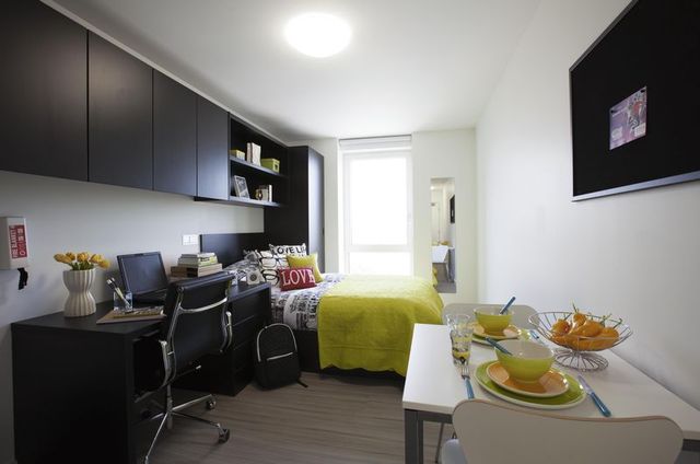  Image of 1 bedroom Flat to rent in Shepherds Bush Road London W6 at Shepherds Bush Road Hammersmith Hammersmith, W6 7NL