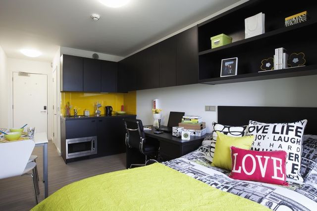  Image of 1 bedroom Flat to rent in Shepherds Bush Road London W6 at Shepherds Bush Road Hammersmith Hammersmith, W6 7NL
