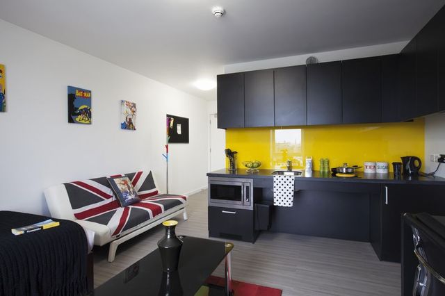  Image of 1 bedroom Flat to rent in Shepherds Bush Road London W6 at Shepherds Bush Road Hammersmith Hammersmith, W6 7NL
