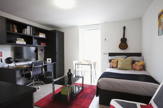  Image of 1 bedroom Flat to rent in Shepherds Bush Road London W6 at Shepherds Bush Road Hammersmith Hammersmith, W6 7NL