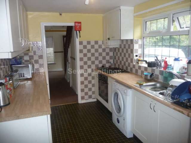  Image of 6 bedroom Detached house to rent in Shinfield Road Reading RG2 at Shinfield Road  Reading, RG2 7BW