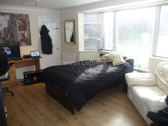  Image of 6 bedroom Detached house to rent in Shinfield Road Reading RG2 at Shinfield Road  Reading, RG2 7BW