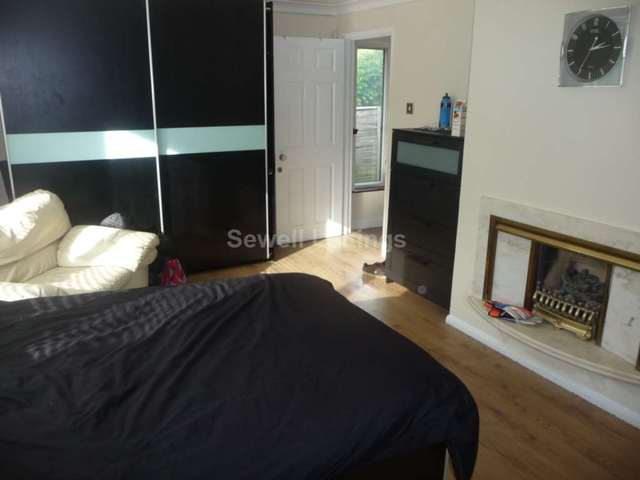  Image of 6 bedroom Detached house to rent in Shinfield Road Reading RG2 at Shinfield Road  Reading, RG2 7BW