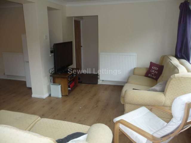  Image of 6 bedroom Detached house to rent in Shinfield Road Reading RG2 at Shinfield Road  Reading, RG2 7BW
