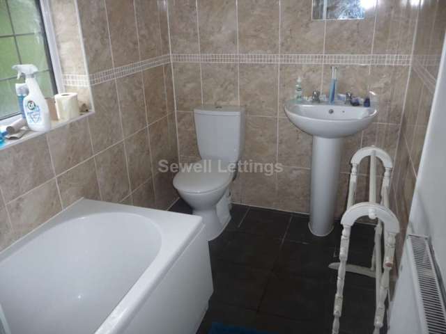  Image of 6 bedroom Detached house to rent in Shinfield Road Reading RG2 at Shinfield Road  Reading, RG2 7BW