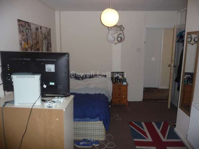  Image of 6 bedroom Detached house to rent in Shinfield Road Reading RG2 at Shinfield Road  Reading, RG2 7BW