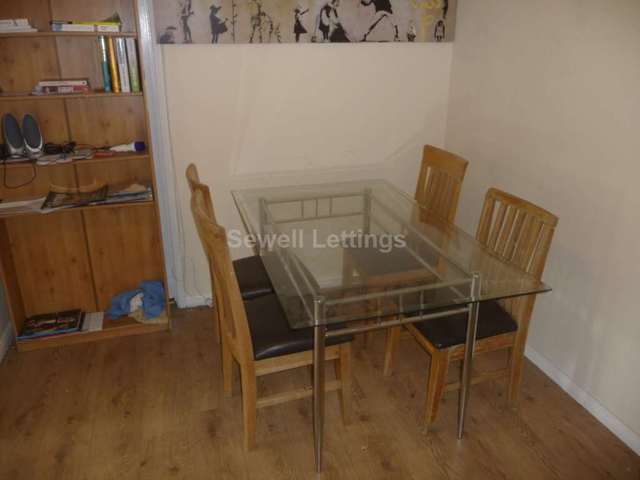  Image of 6 bedroom Detached house to rent in Shinfield Road Reading RG2 at Shinfield Road  Reading, RG2 7BW