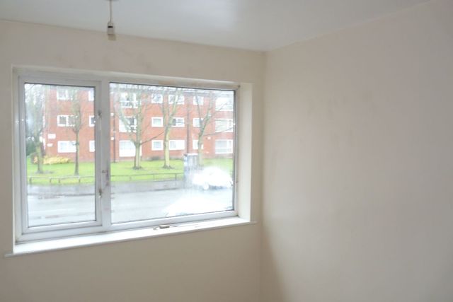  Image of 3 bedroom Terraced house to rent in Showell Green Lane Sparkhill Birmingham B11 at Showell Green Lane  Birmingham, B11 4HN