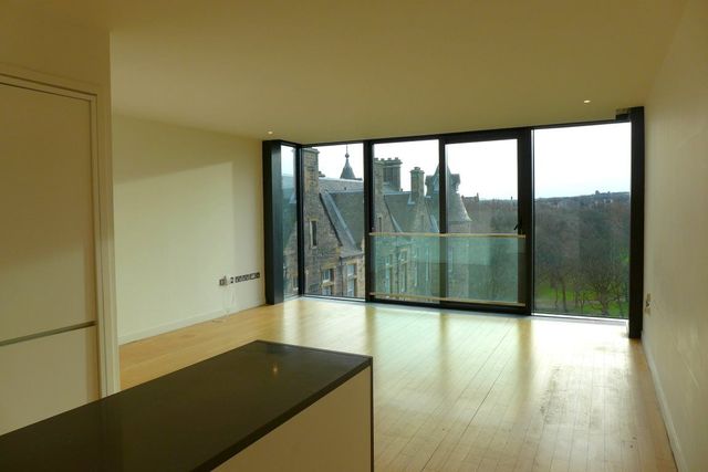 Image of 2 bedroom Flat to rent in Simpson Loan Edinburgh EH3 at Meadows Edinburgh Edinburgh, EH3 9GE