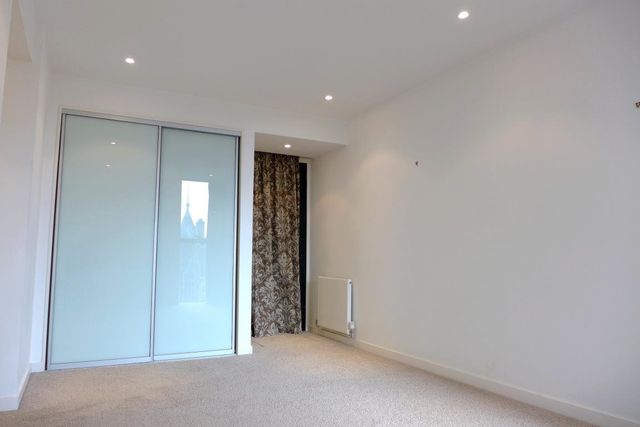  Image of 2 bedroom Flat to rent in Simpson Loan Edinburgh EH3 at Meadows Edinburgh Edinburgh, EH3 9GE