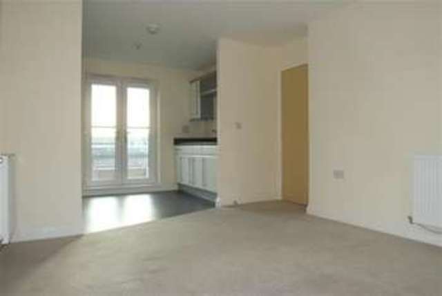 Image of 2 bedroom Flat to rent in Sinclair Drive Basingstoke RG21 at Basingstoke, RG21 6AE