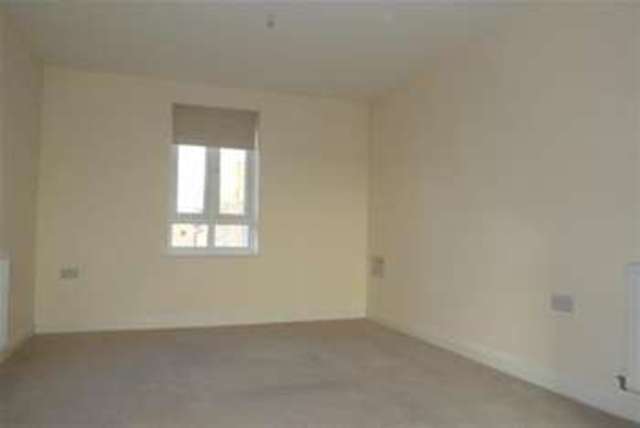  Image of 2 bedroom Flat to rent in Sinclair Drive Basingstoke RG21 at Basingstoke, RG21 6AE