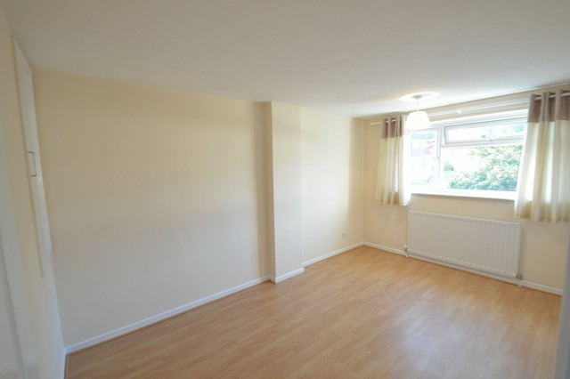  Image of 3 bedroom Semi-Detached house to rent in Solent Close Chandler
